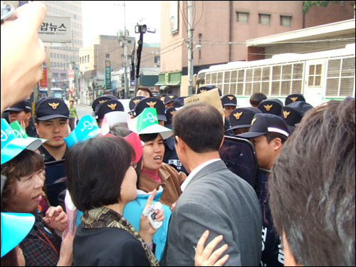 한일공동행동에서 일본대사관 측에 성명서를 전달하려 하자 경찰들이 제지하고 있다 